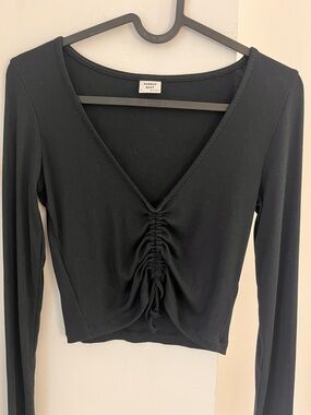 Aritizia’s Sunday Best Crop Long Sleeve Size S Front Scrunch Detail